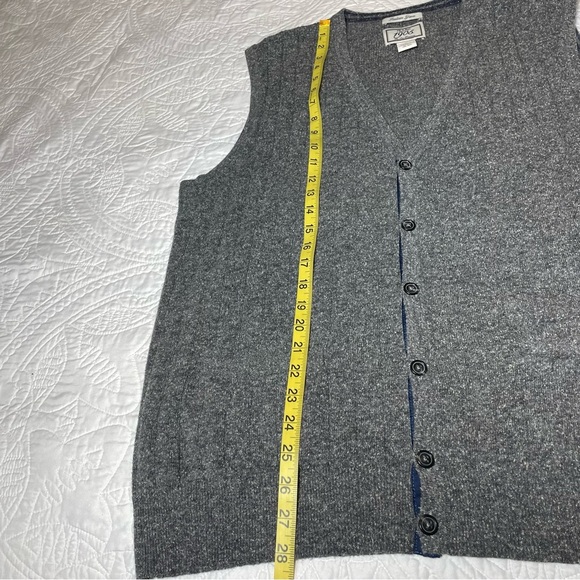 Joseph A. Bank Wool & Silk Sweater Vest Size XL
22” across chest Gray - Picture 9 of 9